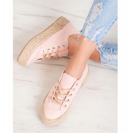 Kylie Turnschuhe auf einer Strohplattform rosa 1