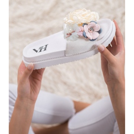 SHELOVET Wildlederhausschuhe mit Blumen weiß 1