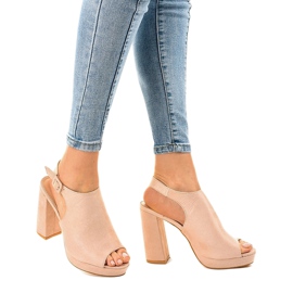Beige Wildlederstiefel on the post 77-103 1