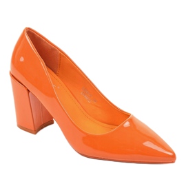 Orangefarbene Pumpen am LE061P-Pfosten 1