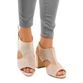 Beige durchbrochene Sandalen mit einem Schnitt 99-33A 1