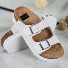 SHELOVET Weiße Hausschuhe auf der Plattform 1