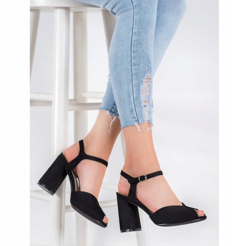 Filippo Schwarze Sandalen auf einer Bar 1