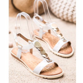 Evento Weiße Sandalen mit Ornamenten 1