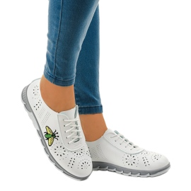 Weiße durchbrochene Sneakers mit dem Aufdruck JH81171-1 1