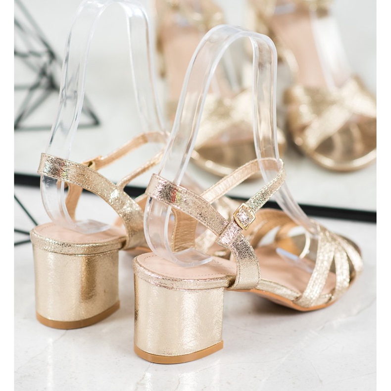 Small Swan Glänzende Sandalen auf einer Bar gelb 1