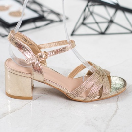 Small Swan Glänzende Sandalen auf einer Bar gelb 2