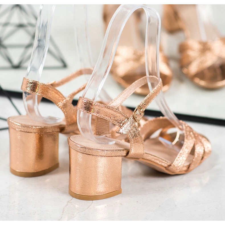 Small Swan Glänzende Sandalen auf einer Bar golden 1