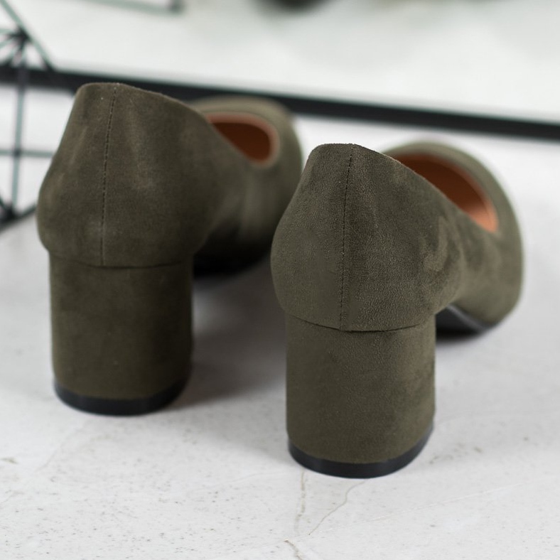 Fama Wildleder-Pumps auf einer Säule grün 1