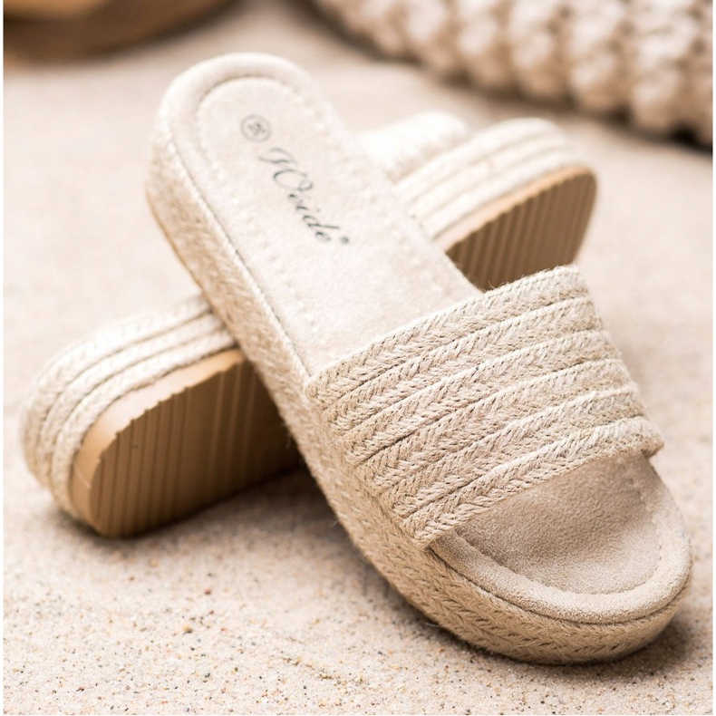 Weide Strohpantoffeln auf der Plattform beige 1