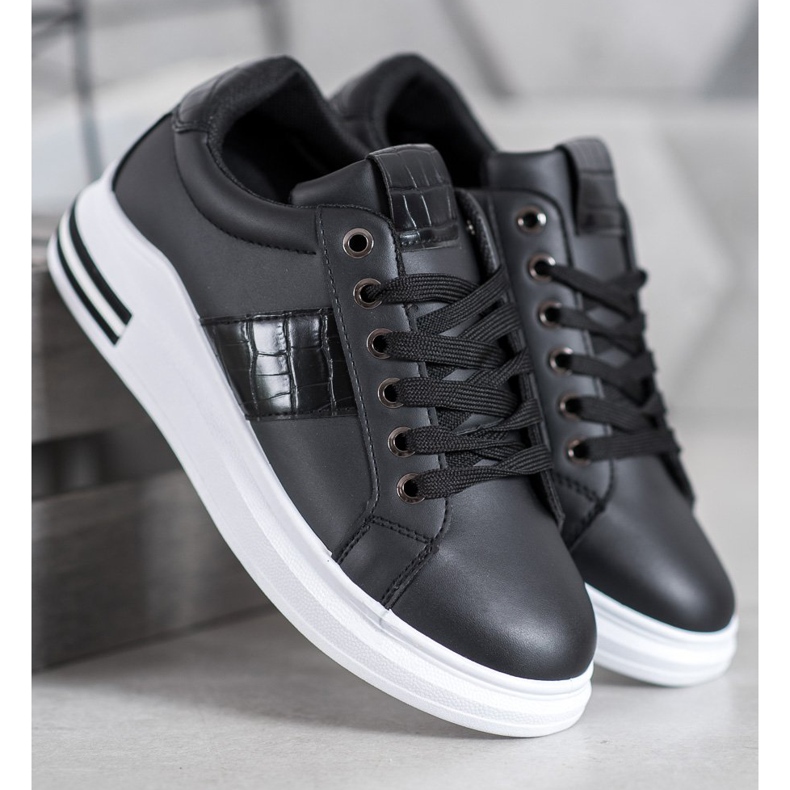 Weide Schwarze Sportschuhe 1