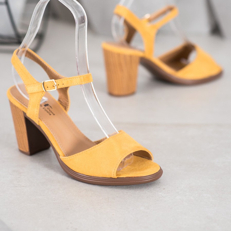 SHELOVET Gelbe Wildledersandalen 2