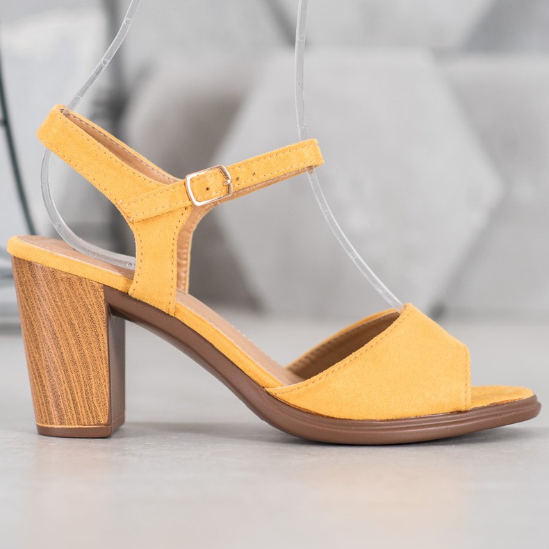 SHELOVET Gelbe Wildledersandalen 1