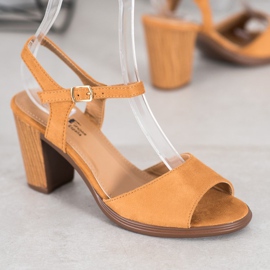 SHELOVET Sandalen aus Wildleder in Camel braun 1