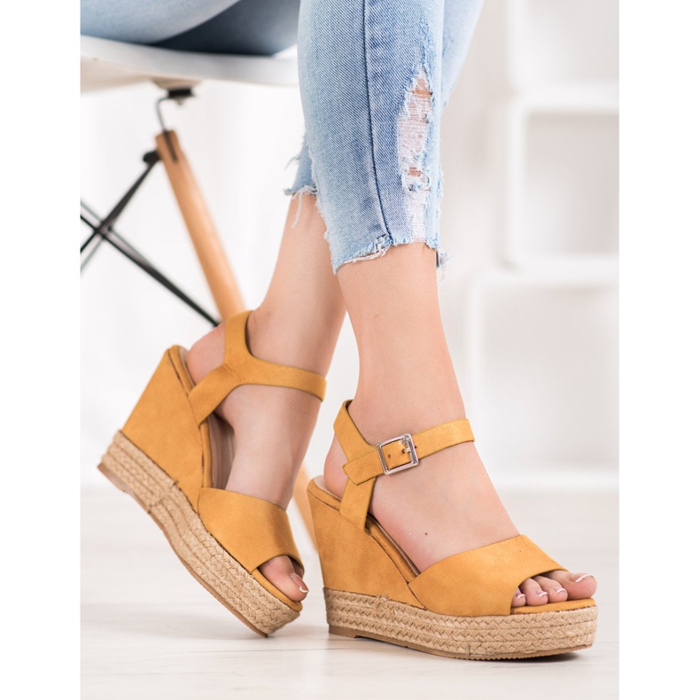 Clowse Gelbe Sandalen auf einem hohen Absatz 1