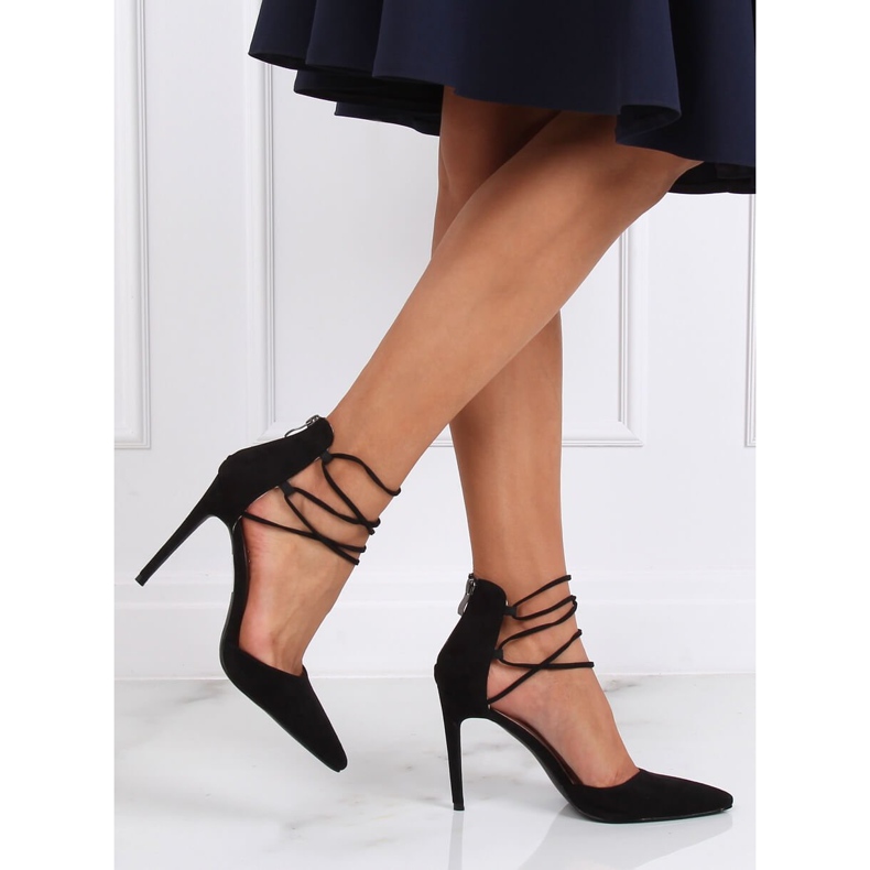 Pumps auf einem schwarzen SY66P Black Pin 1