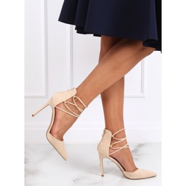 Pumps auf einem beigen SY66P Beige Pin 1