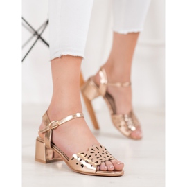 Kylie Sandalen mit Öko-Leder auf einer Bar gelb 1