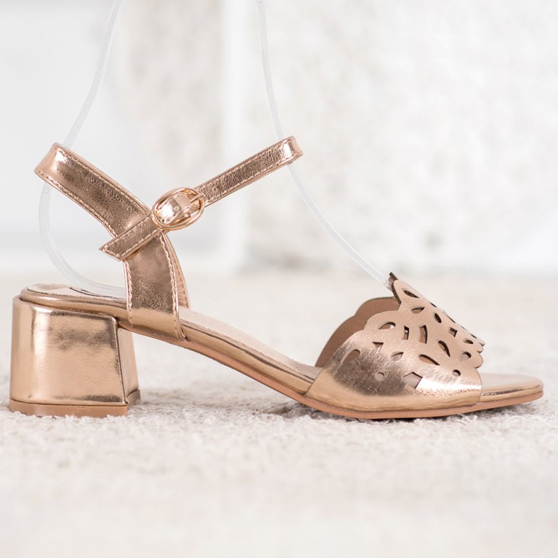 Kylie Sandalen mit Öko-Leder auf einer Bar gelb 2