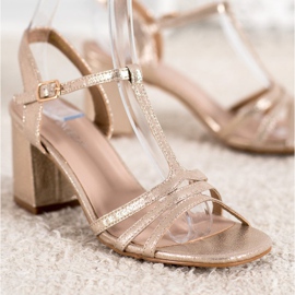 Glänzende Sandalen an der VINCEZA Bar golden 1