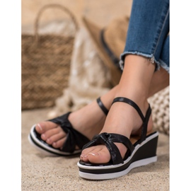 SHELOVET Glänzende Keilsandalen schwarz 1