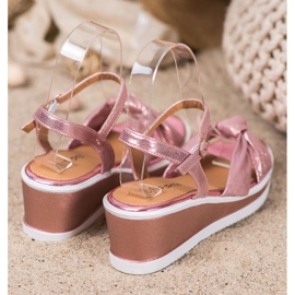 SHELOVET Glänzende Keilsandalen rosa 1