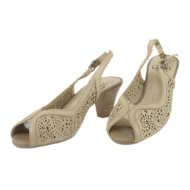 Caprice durchbrochene Ledersandalen 29606 beige 2