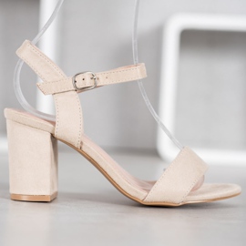 Nio Nio Sandalen an einer Bar braun 2