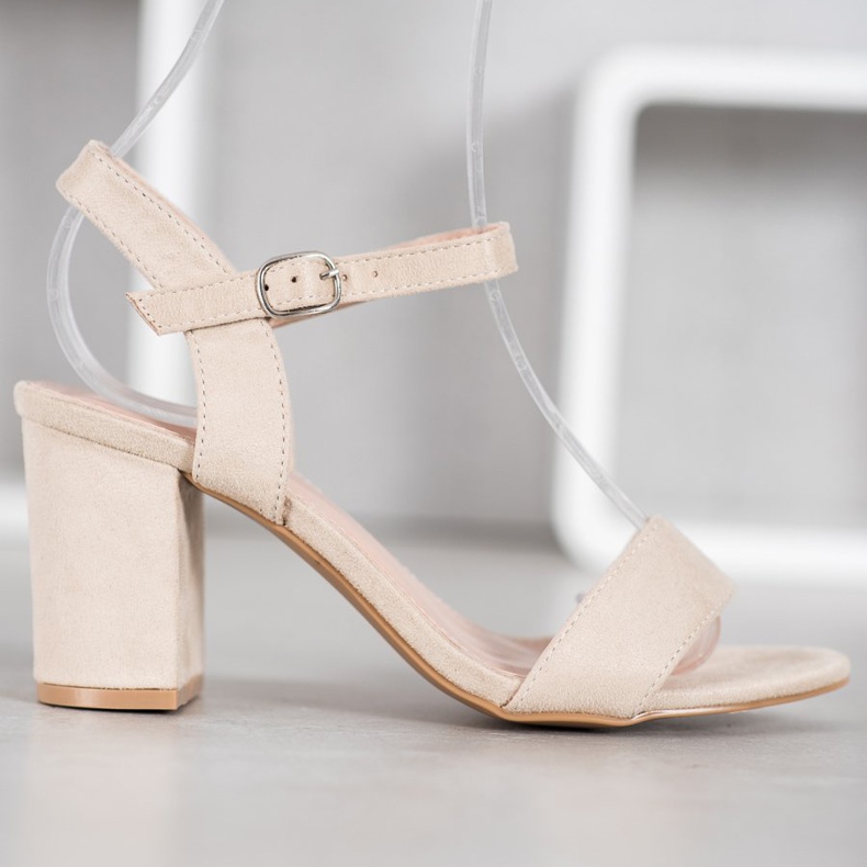 Nio Nio Sandalen an einer Bar braun 2