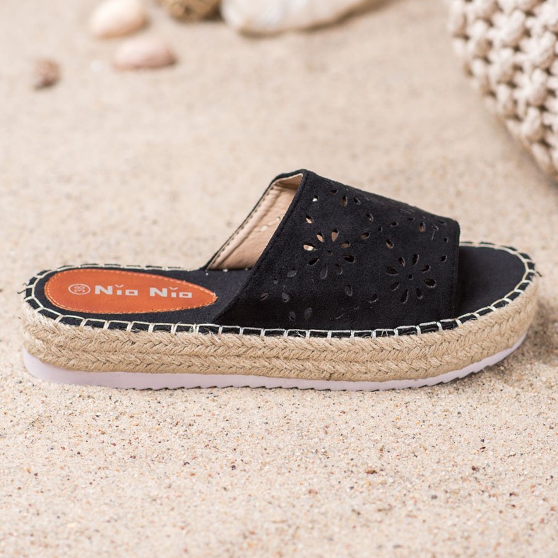 Nio Nio Hausschuhe auf einer Strohplattform schwarz 1