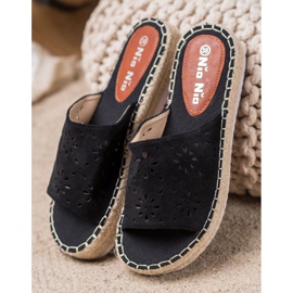 Nio Nio Hausschuhe auf einer Strohplattform schwarz 2