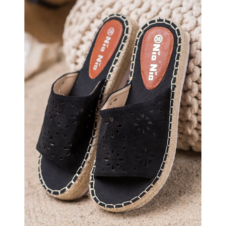 Nio Nio Hausschuhe auf einer Strohplattform schwarz 2