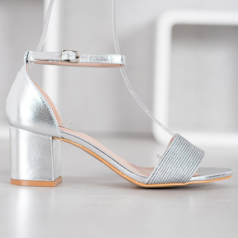 Nio Nio Stilvolle Sandalen an einer Bar grau 2