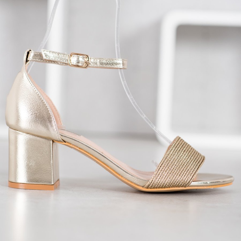 Nio Nio Stilvolle Sandalen an einer Bar gelb 2