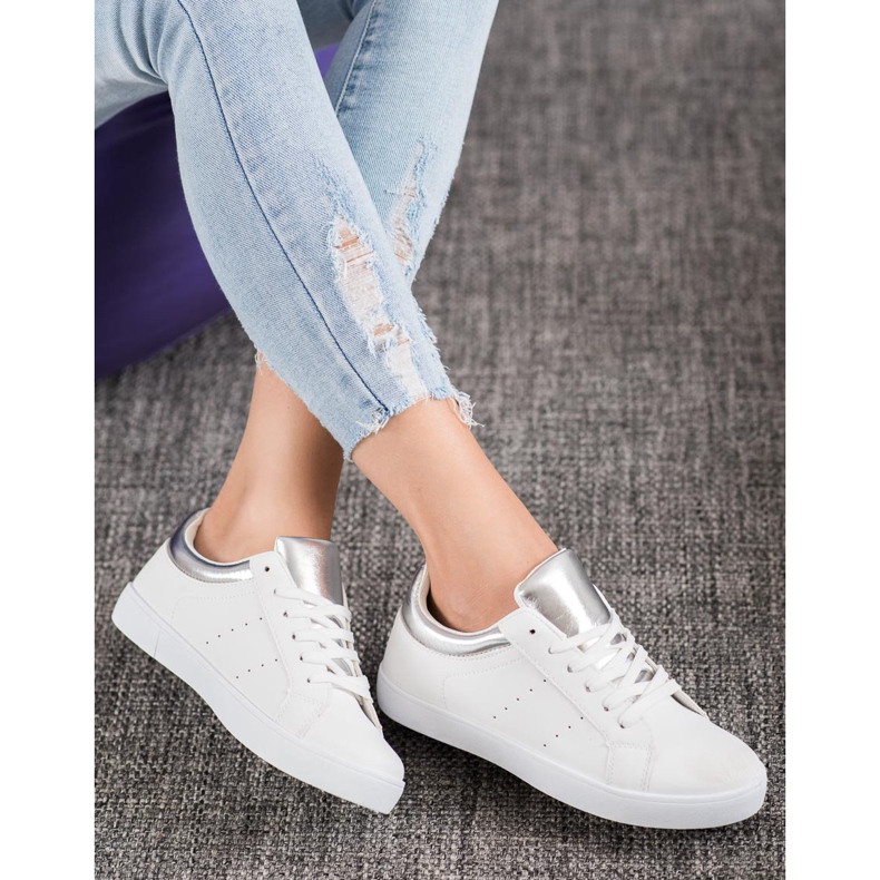 Weiße Sportschuhe grau 2