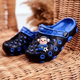 Kinderhausschuhe Schaumstoff Crocs Black Monkey Footballer schwarz blau 1
