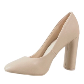Beige Pumps am LE028 Pfosten 1