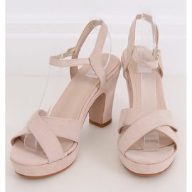 Sandalen auf einem beigen Pfosten NS033P Beige 1