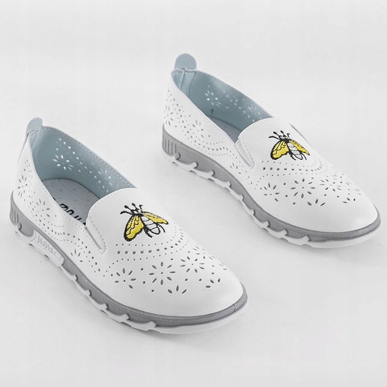 Weiße durchbrochene Sneakers mit dem Aufdruck JH81172-1 1