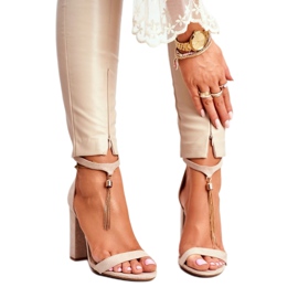 ADY Beige Wildledersandalen an einer Bar mit Annick Fringe 1
