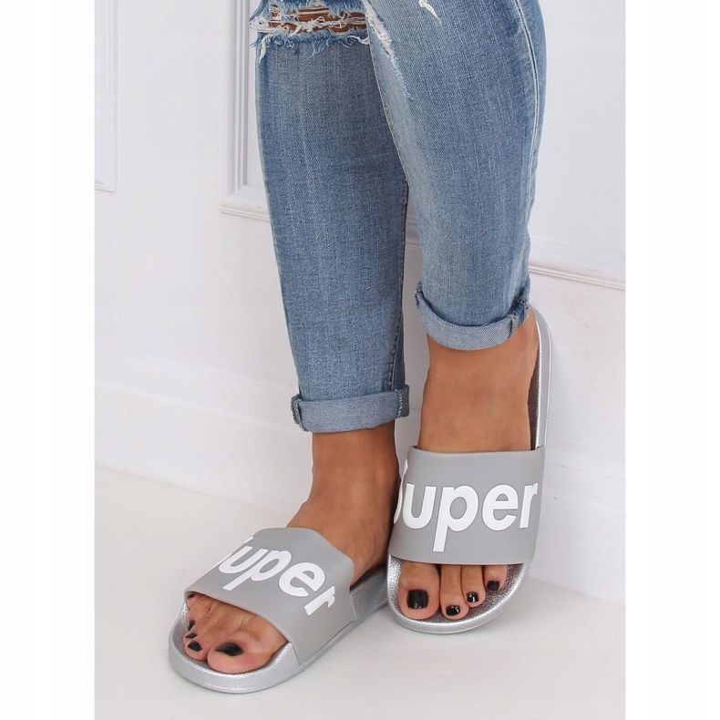 Graue und silberne Damenhausschuhe CK110 Silver 1