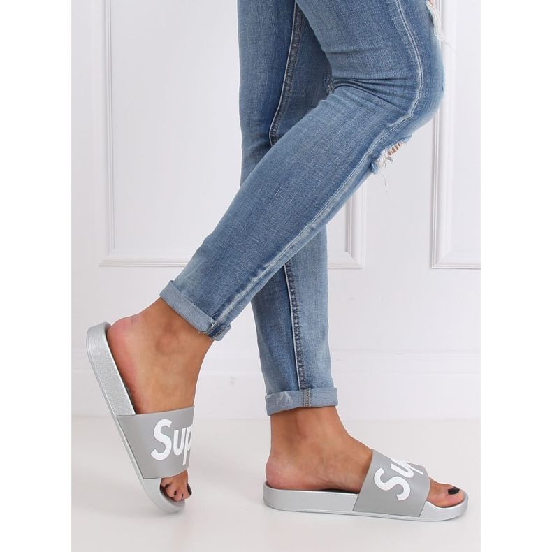 Graue und silberne Damenhausschuhe CK110 Silver 2