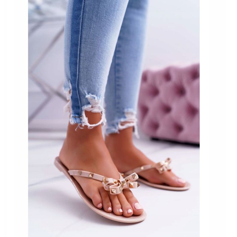 Lu Boo | Beige Gummi-Flip-Flops mit Rocky Studs 1