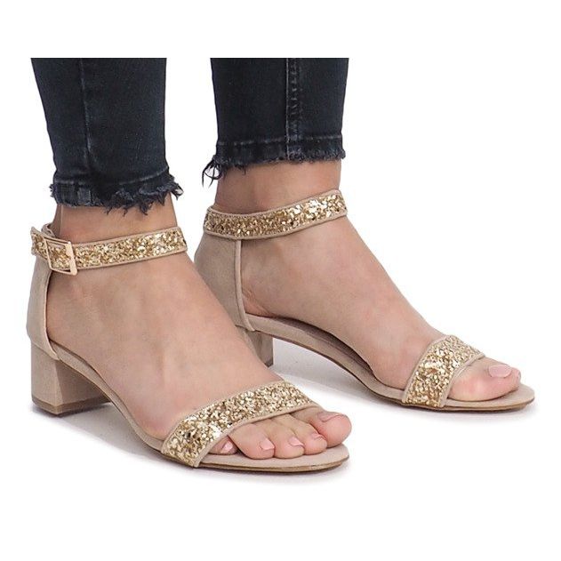 Goldene Sandalen auf einem Montana-Pfosten gelb 1