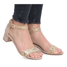 Goldene Sandalen auf einem Montana-Pfosten gelb 2