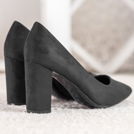 Small Swan Schwarze Pumps auf einer Säule 1