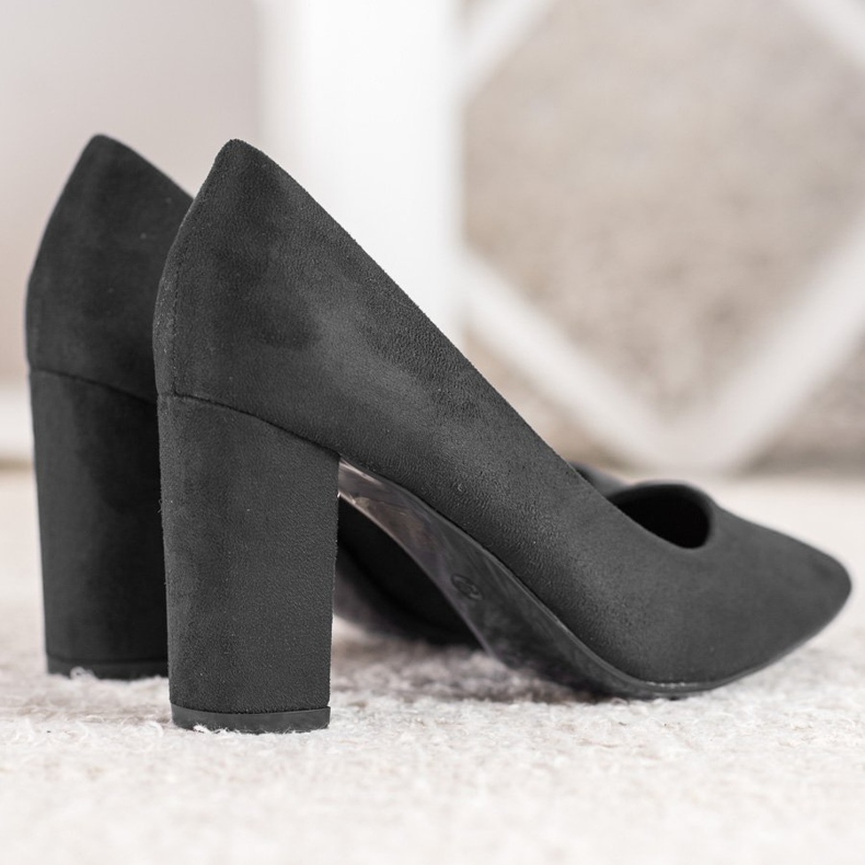 Small Swan Schwarze Pumps auf einer Säule 1