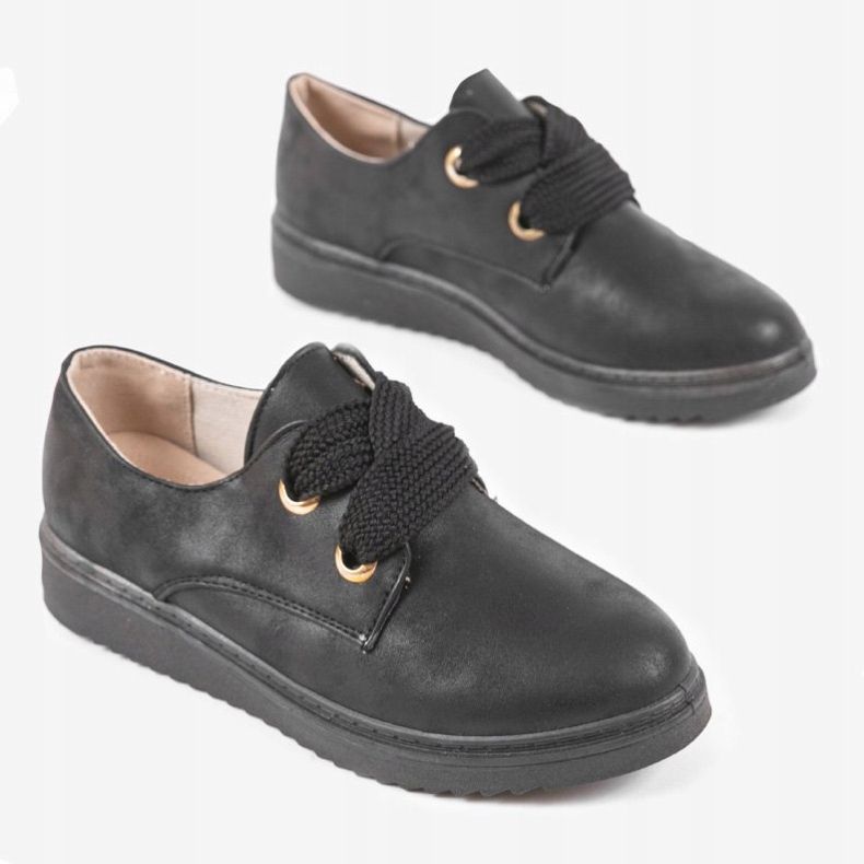 Schwarze Turnschuhe auf dem Keil H-18 1