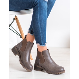 J. Star Slip-On-Stiefel an einem Pfosten braun 1
