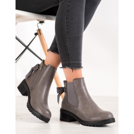 J. Star Graue Chelsea-Stiefel an einer Bar 1